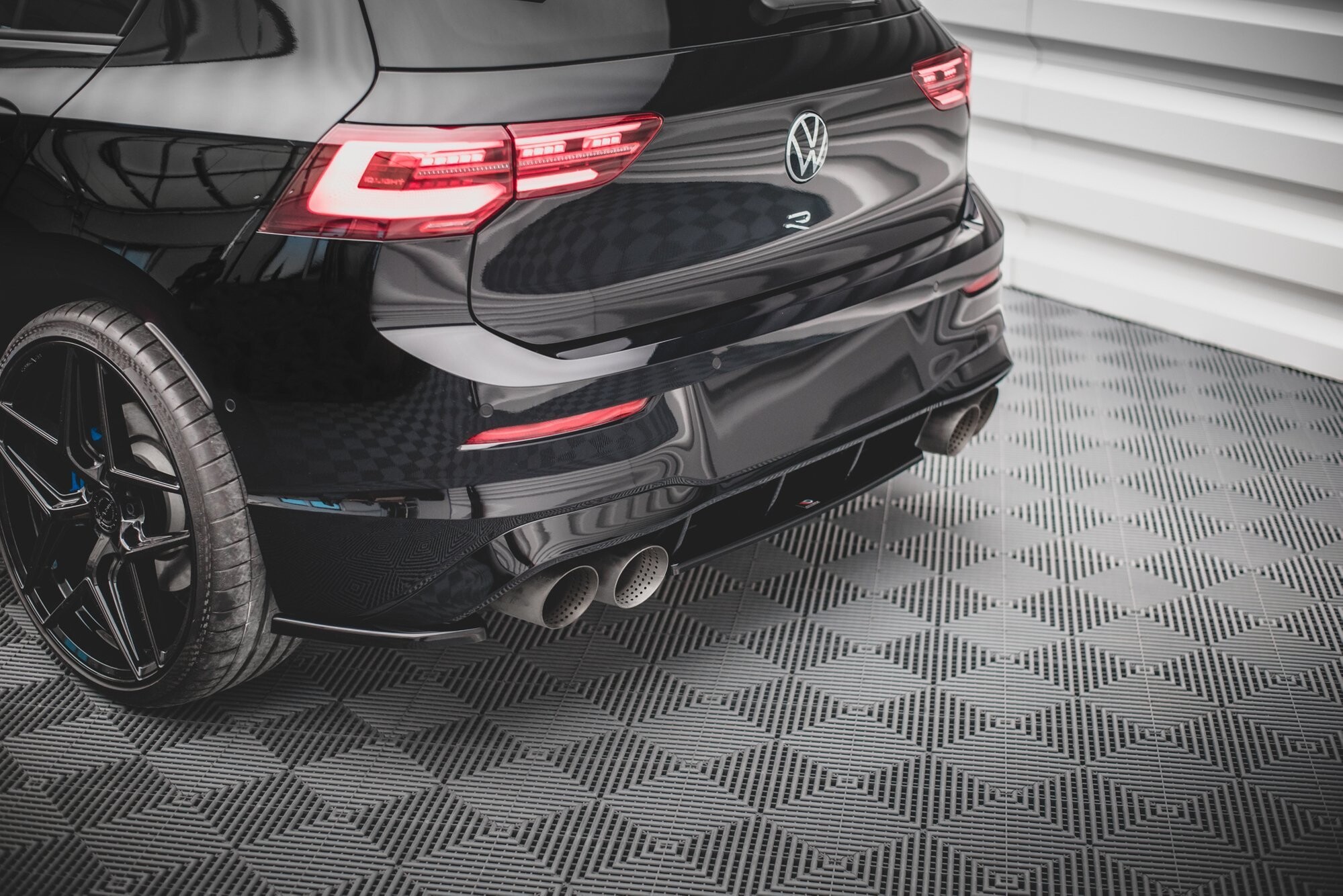 Maxton Design Heck Ansatz Flaps Diffusor V.1 für Volkswagen Golf R Mk8 schwarz Hochglanz