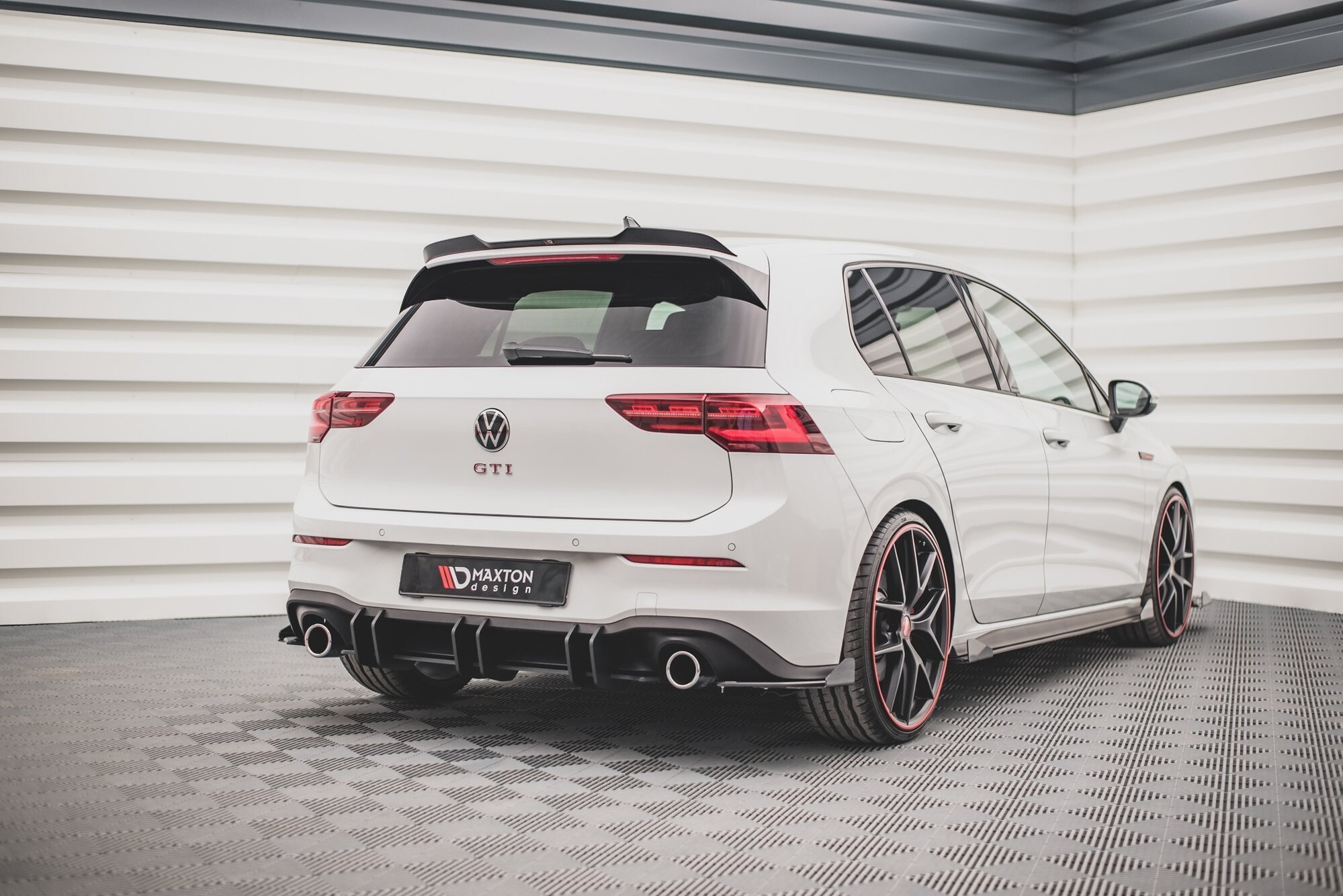 Maxton Design Robuste Racing Heckschürze V.2 für Volkswagen Golf 8 GTI