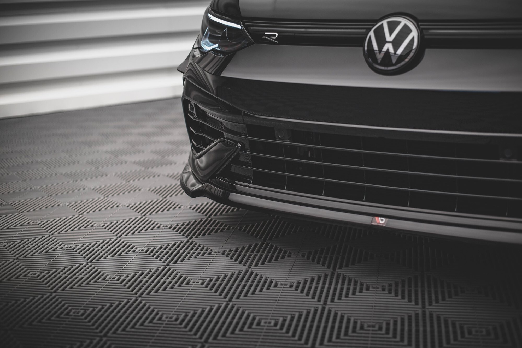 Maxton Design Front Ansatz V.6 für Volkswagen Golf R Mk8 schwarz Hochglanz