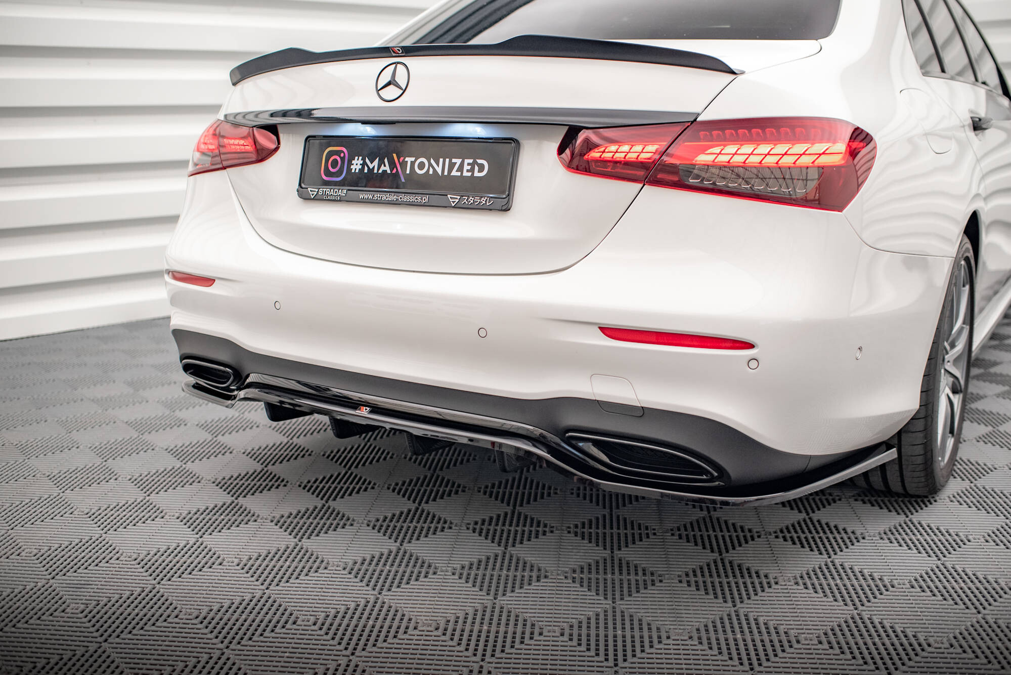Maxton Design Mittlerer Diffusor Heck Ansatz DTM Look für Mercedes-Benz E AMG-Line W213 Facelift schwarz Hochglanz Maxton Design Mittlerer Diffusor Heck Ansatz DTM Look für Mercedes-Benz E AMG-Line W213 Facelift schwarz Hochglanz