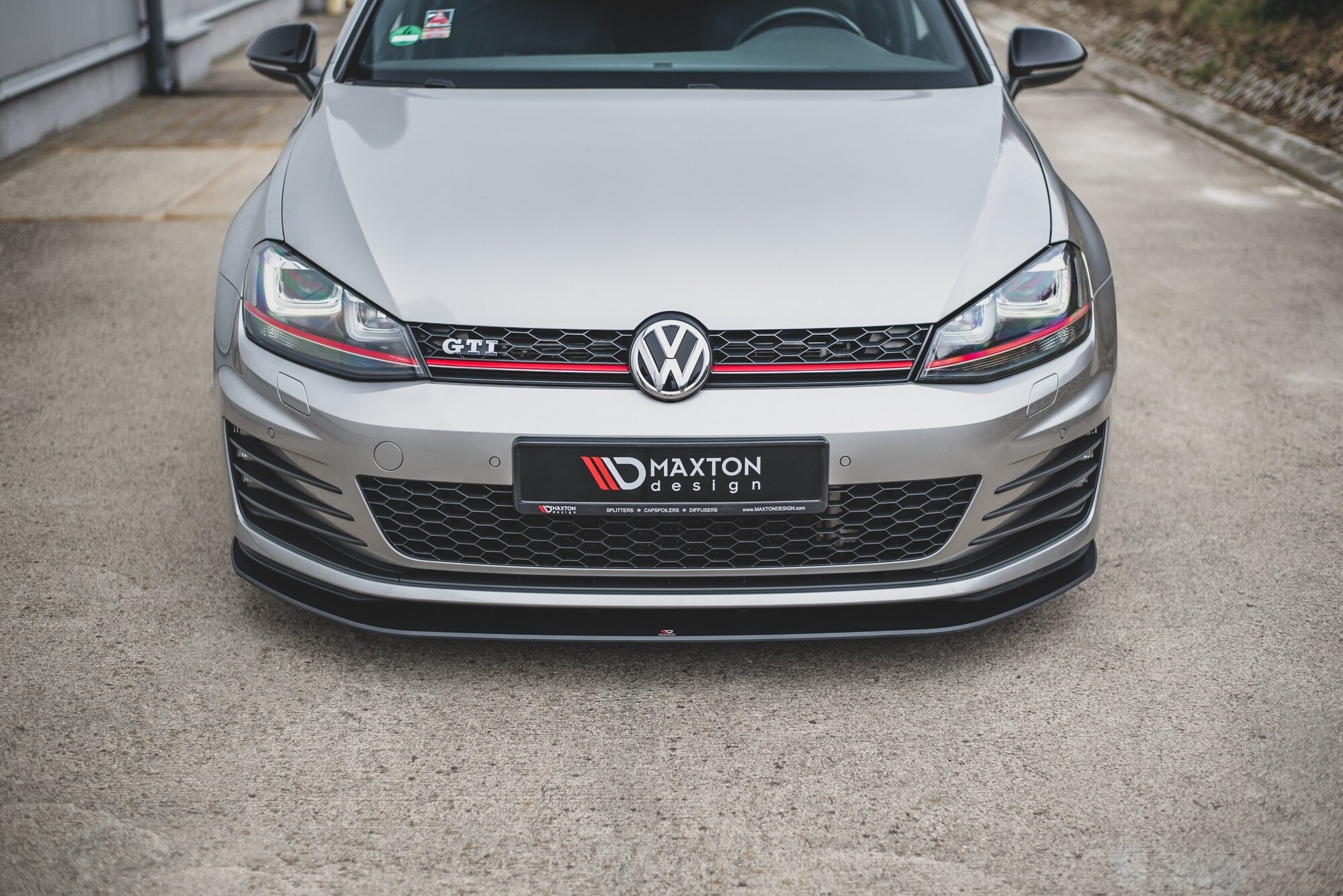 Maxton Design Robuste Racing Front Ansatz für VW Golf 7 GTI