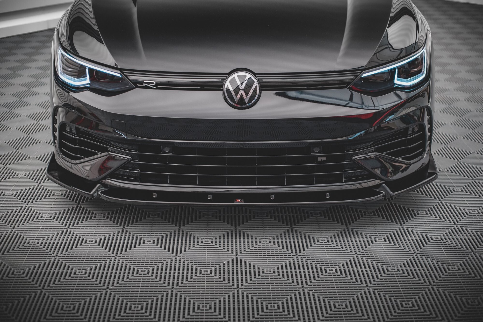 Maxton Design Front Ansatz V.2 für Volkswagen Golf R Mk8 schwarz Hochglanz