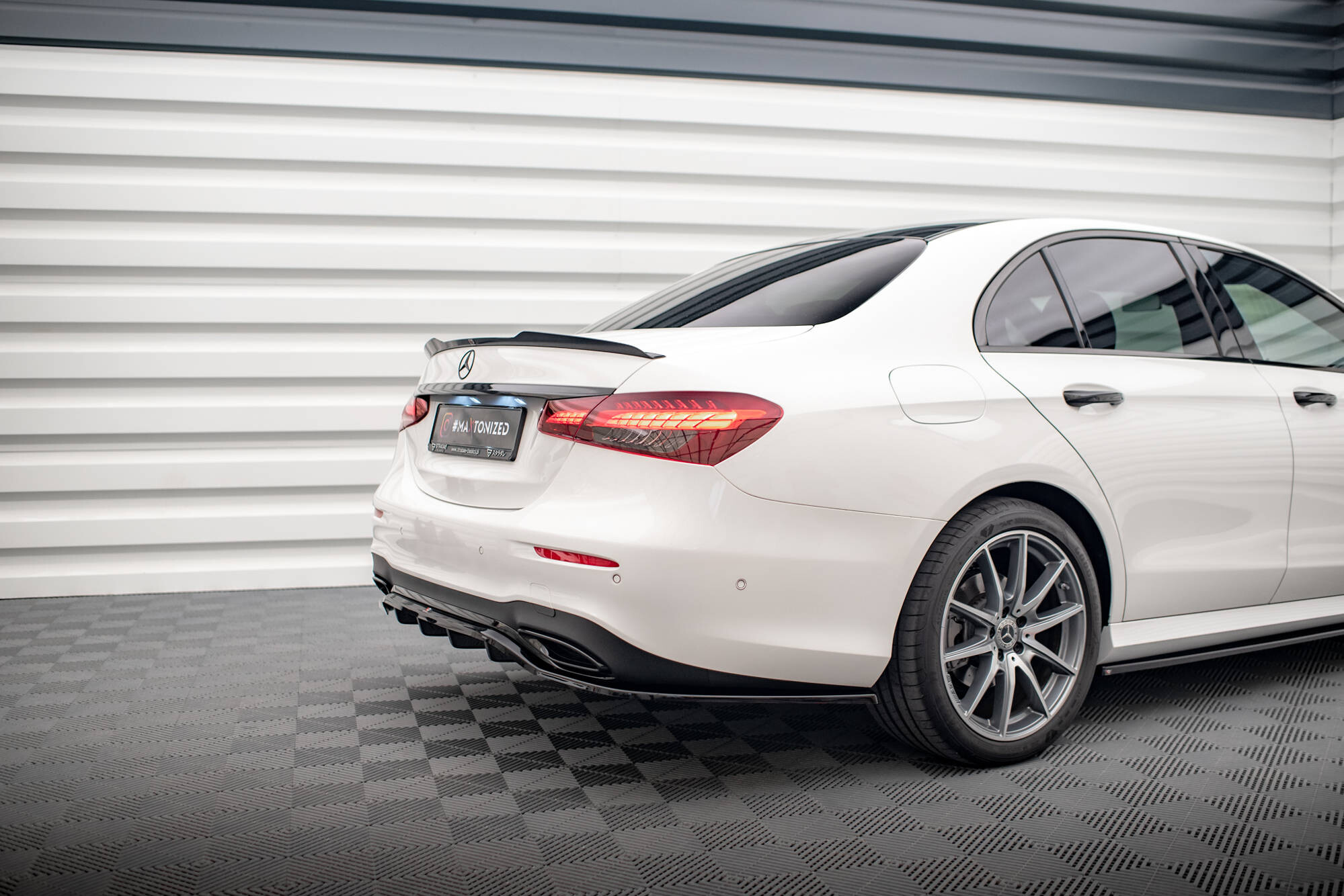 Maxton Design Mittlerer Diffusor Heck Ansatz DTM Look für Mercedes-Benz E AMG-Line W213 Facelift schwarz Hochglanz Maxton Design Mittlerer Diffusor Heck Ansatz DTM Look für Mercedes-Benz E AMG-Line W213 Facelift schwarz Hochglanz