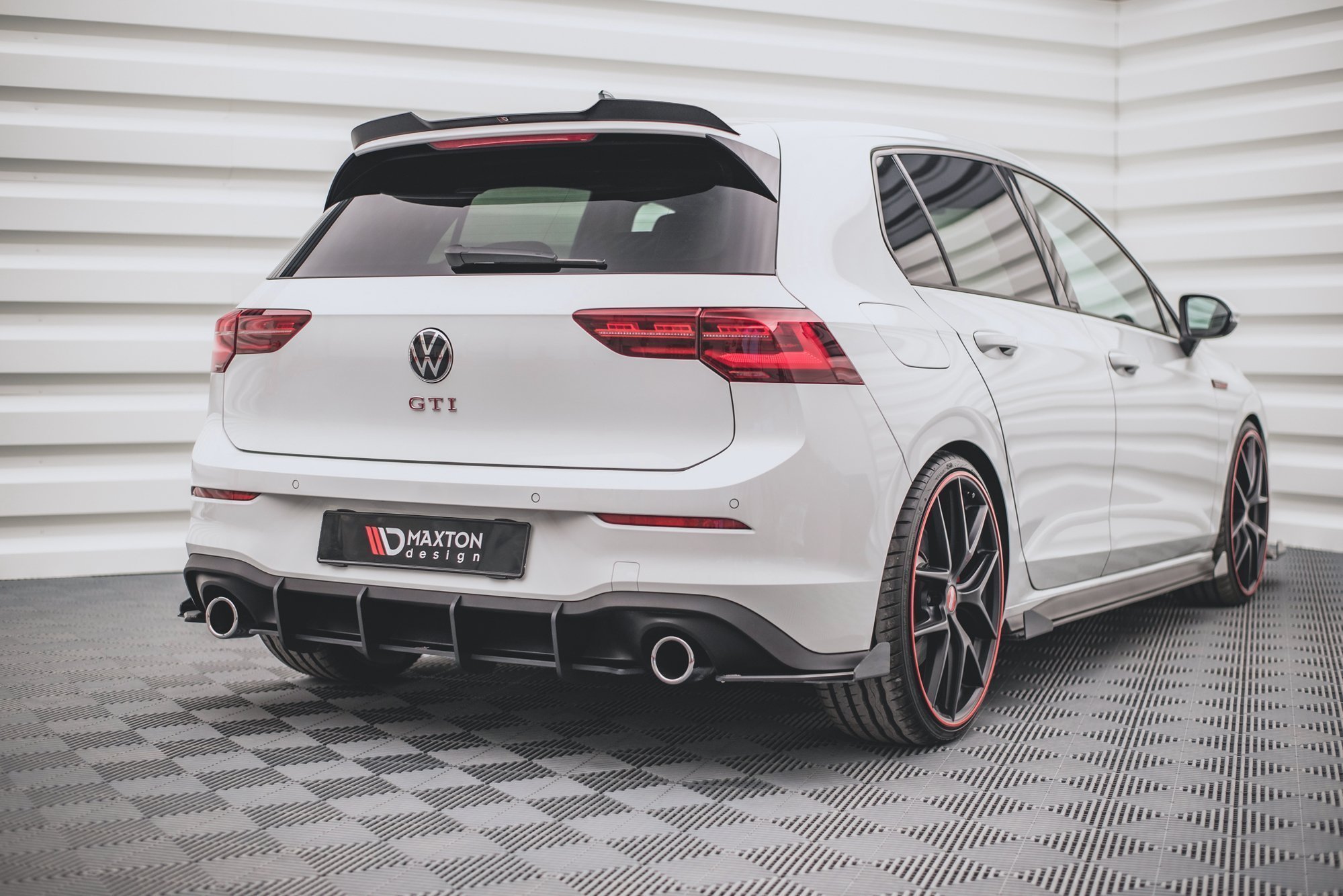 Maxton Design Robuste Racing Heckschürze V.1 für Volkswagen Golf 8 GTI