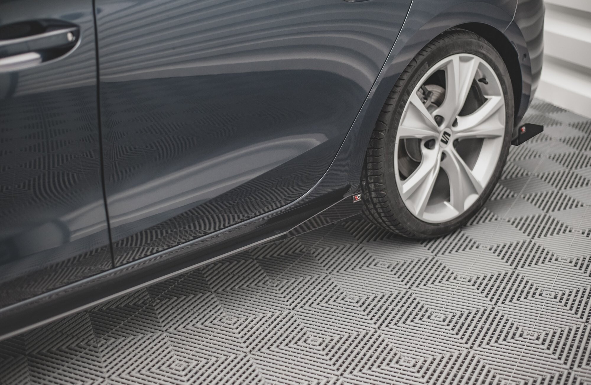 Maxton Design Side Flaps Seat Leon FR Mk4 schwarz Hochglanz Maxton Design Side Flaps Seat Leon FR Mk4 schwarz Hochglanz