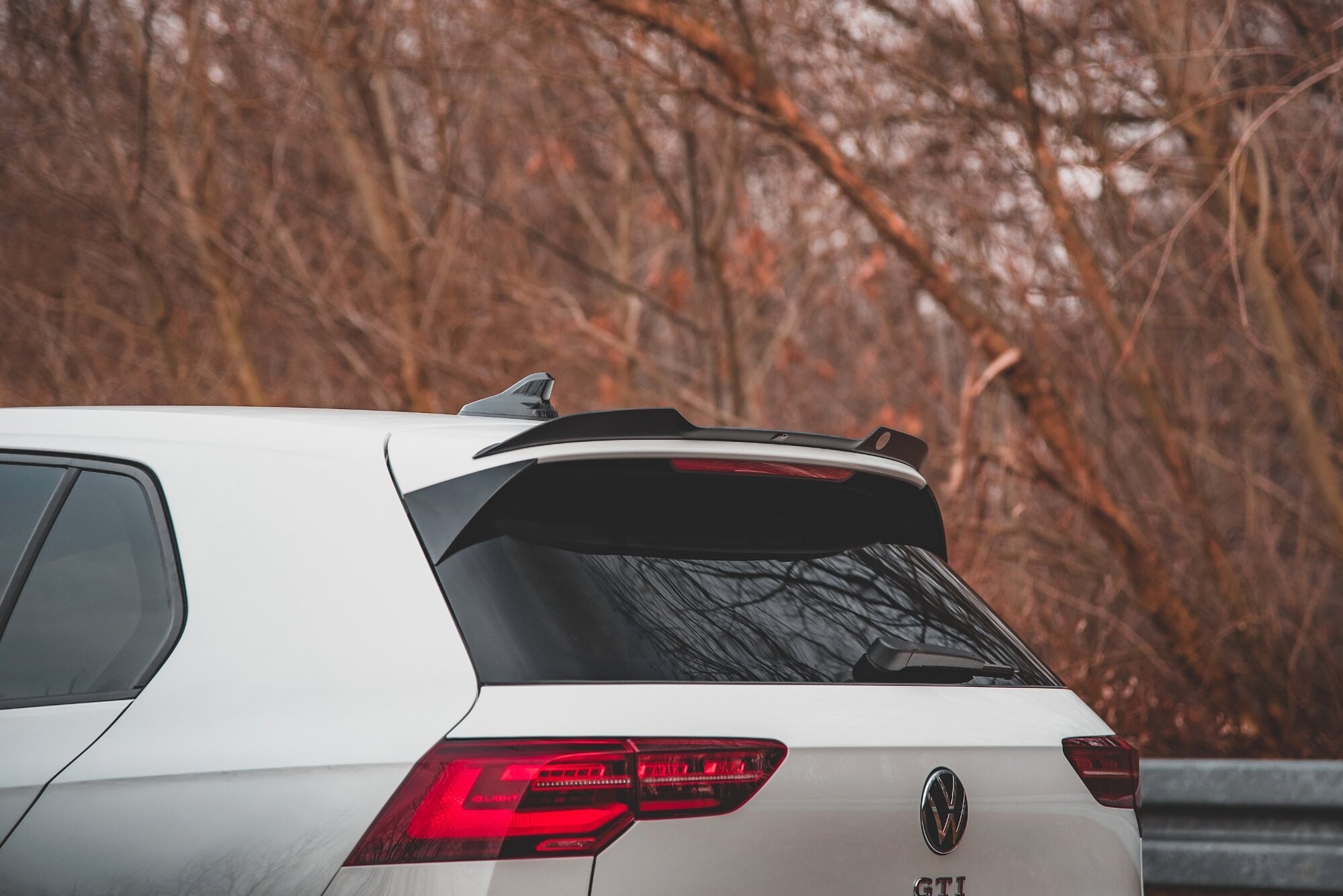 Maxton Design Spoiler CAP V.2 für Volkswagen Golf 8 GTI / R schwarz Hochglanz