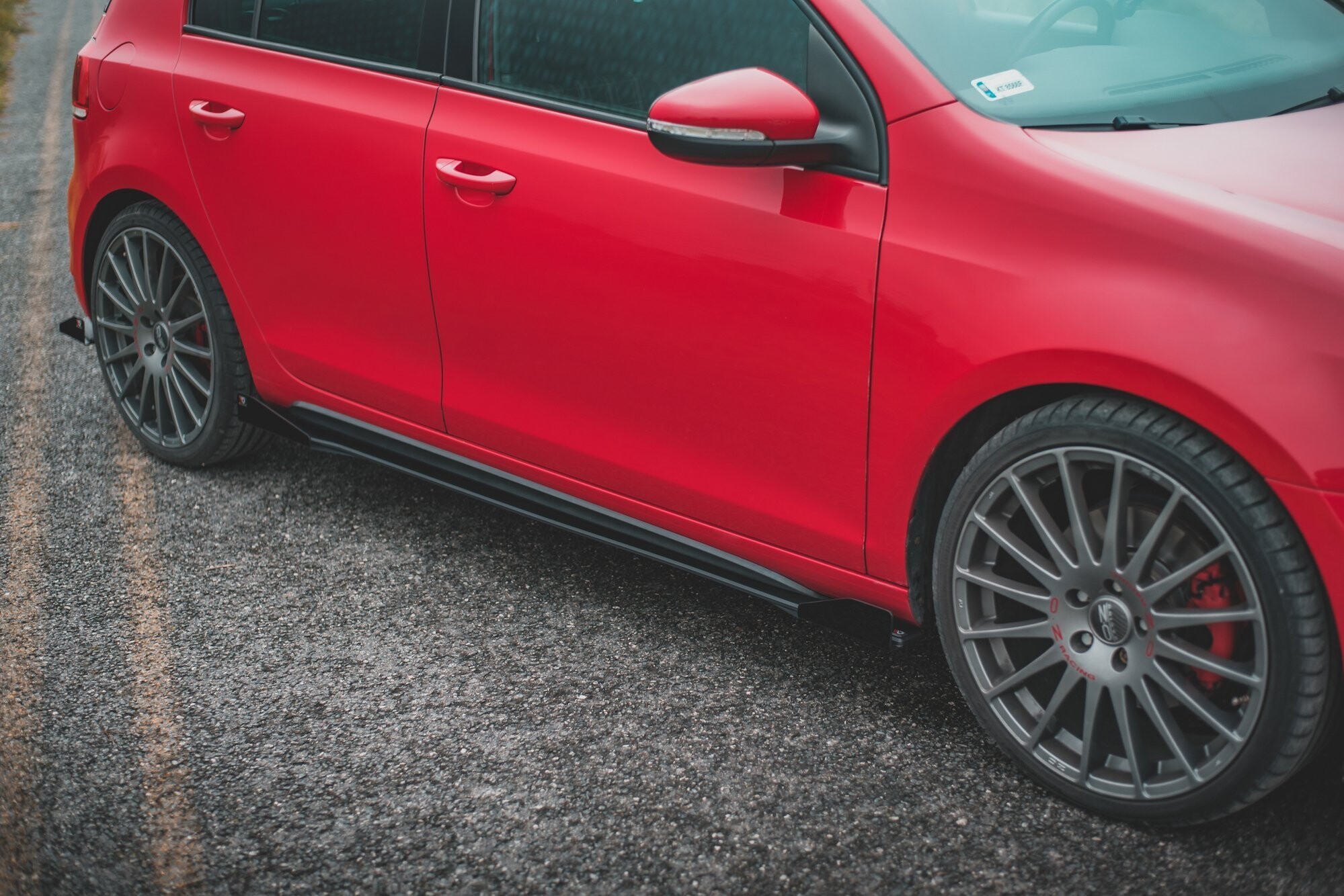 Maxton Design Robuste Racing Seitenschweller Ansatz für für + Flaps Volkswagen Golf GTI Mk6  schwarz Hochglanz