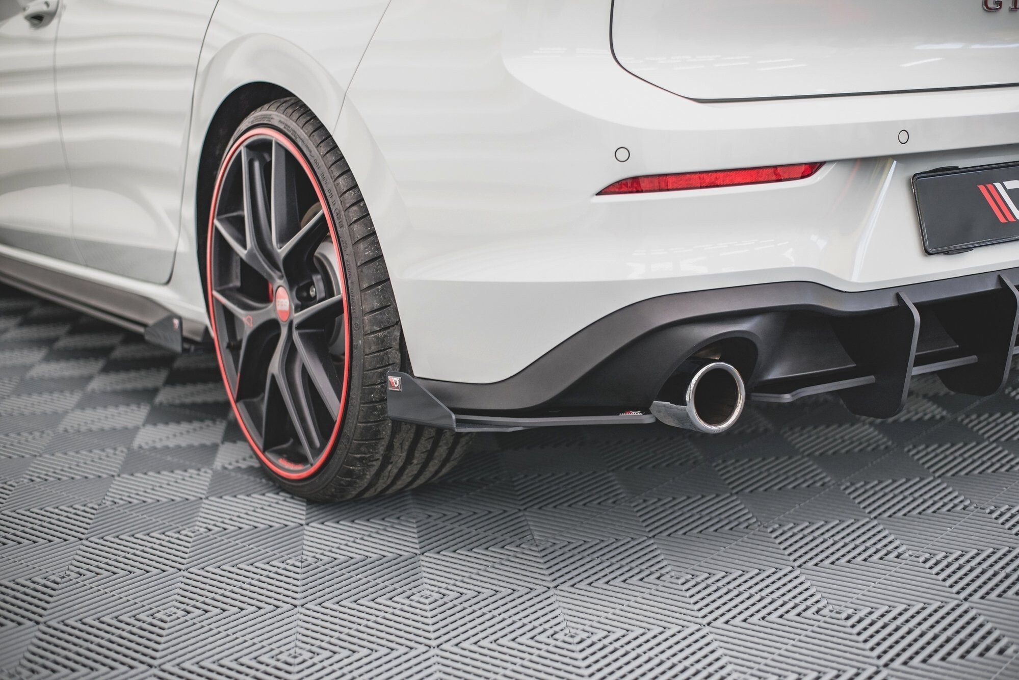 Maxton Design Robuste Racing Heck Ansatz Flaps Diffusor +Flaps für Volkswagen Golf 8 GTI schwarz Hochglanz
