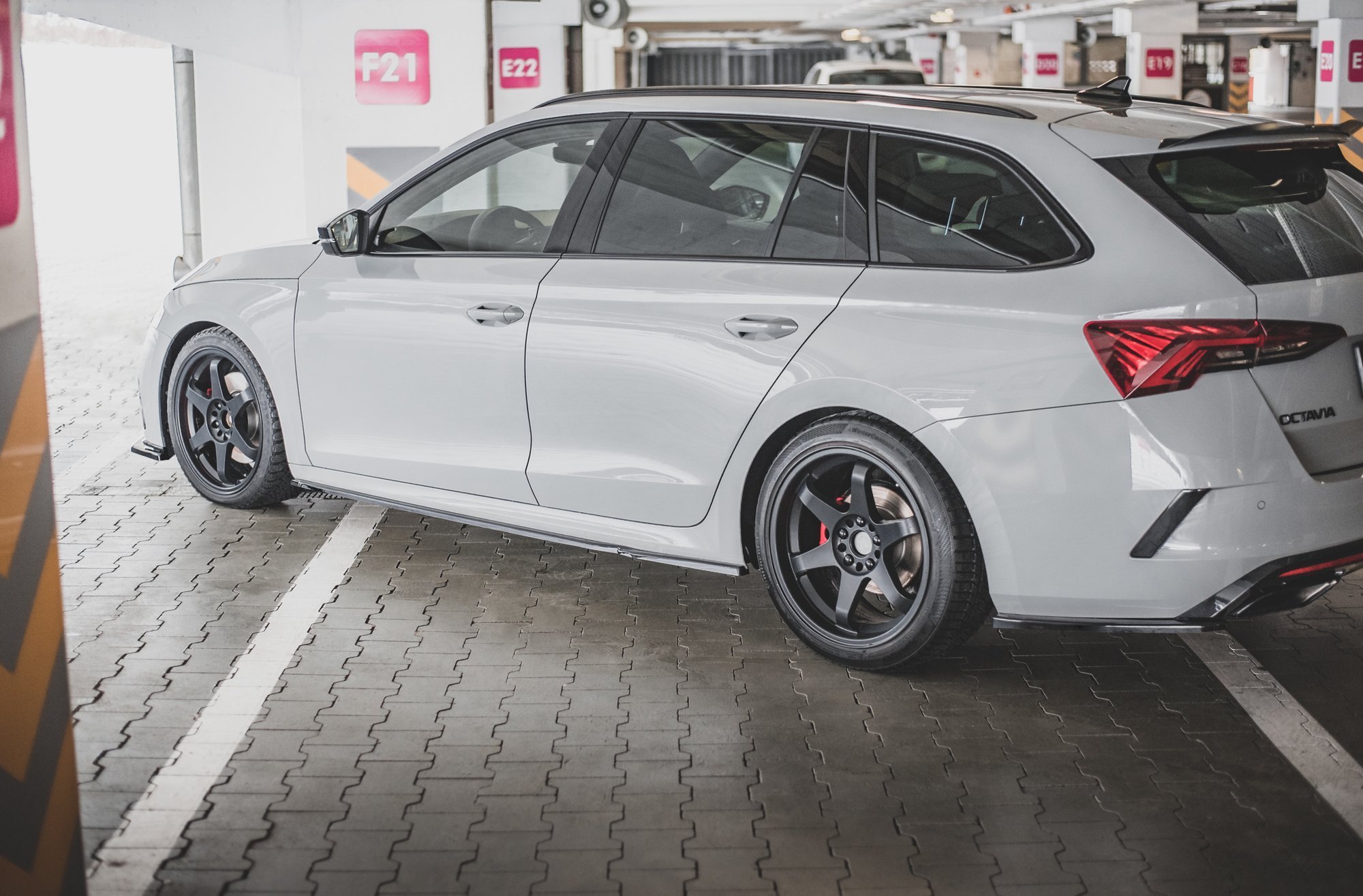 Maxton Design Seitenschweller Ansatz für V.1 für Skoda Octavia RS Mk4 schwarz Hochglanz Maxton Design Seitenschweller Ansatz für V.1 für Skoda Octavia RS Mk4 schwarz Hochglanz