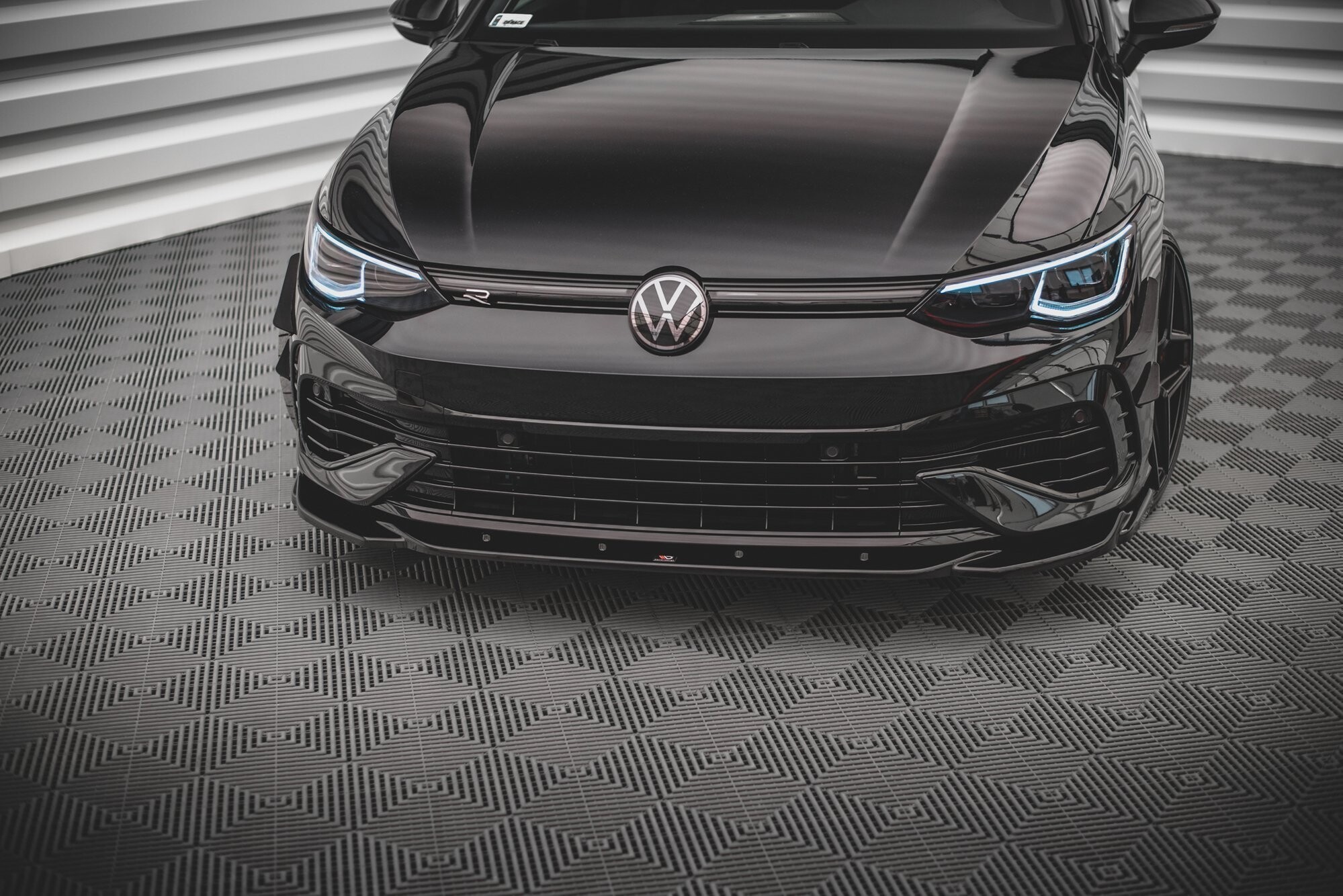 Maxton Design Front Ansatz V.4 für Volkswagen Golf R Mk8 schwarz Hochglanz