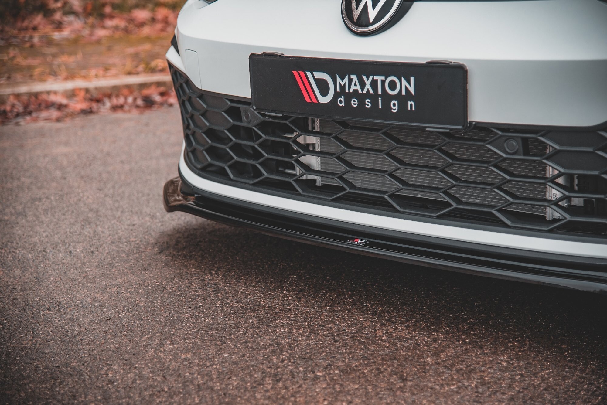 Maxton Design Front Ansatz V.4 für Volkswagen Golf 8 GTI schwarz Hochglanz Maxton Design Front Ansatz V.4 für Volkswagen Golf 8 GTI schwarz Hochglanz
