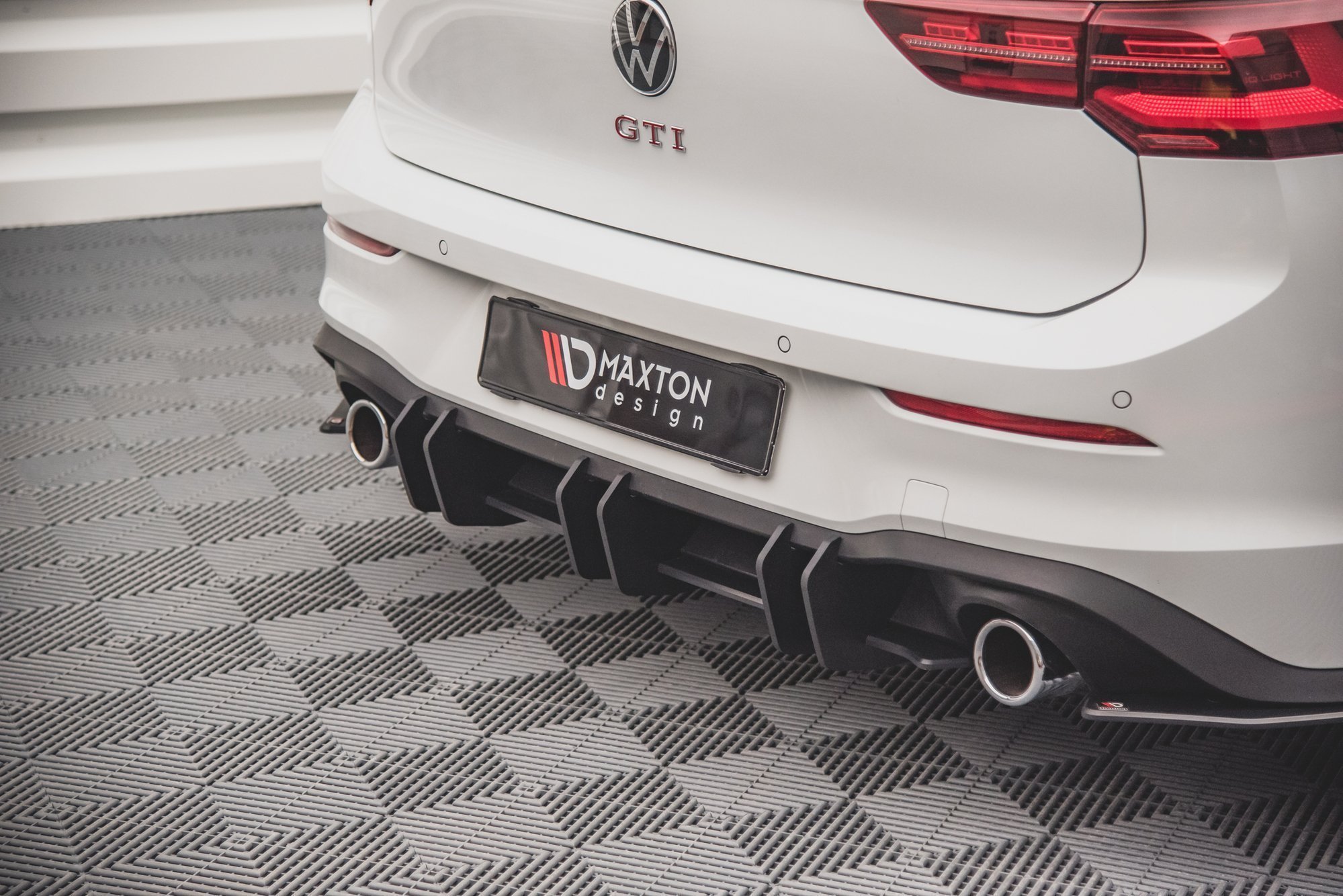 Maxton Design Robuste Racing Heckschürze V.2 für Volkswagen Golf 8 GTI