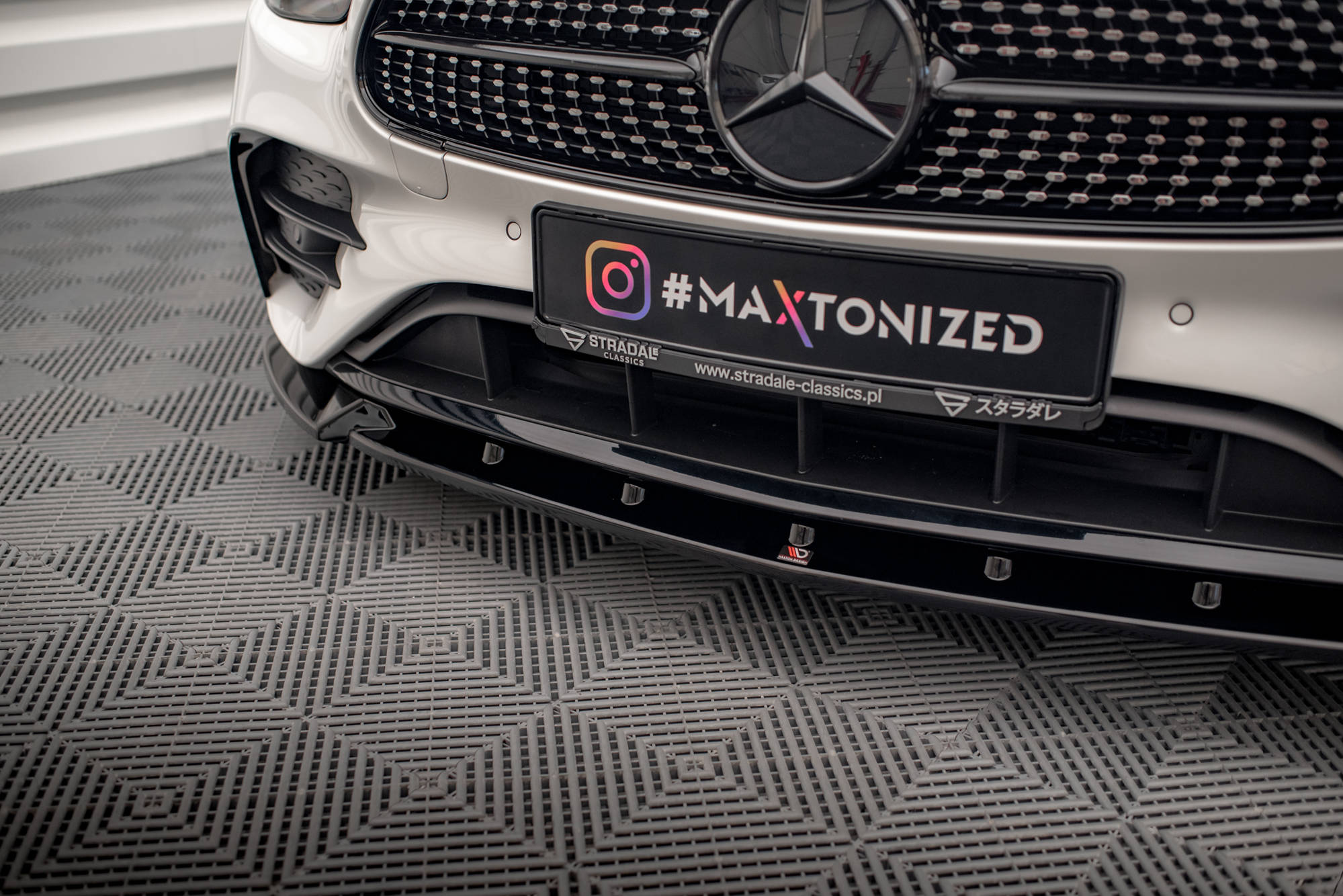 Maxton Design Front Ansatz V.2 für Mercedes-Benz E AMG-Line W213 Facelift schwarz Hochglanz Maxton Design Front Ansatz V.2 für Mercedes-Benz E AMG-Line W213 Facelift schwarz Hochglanz