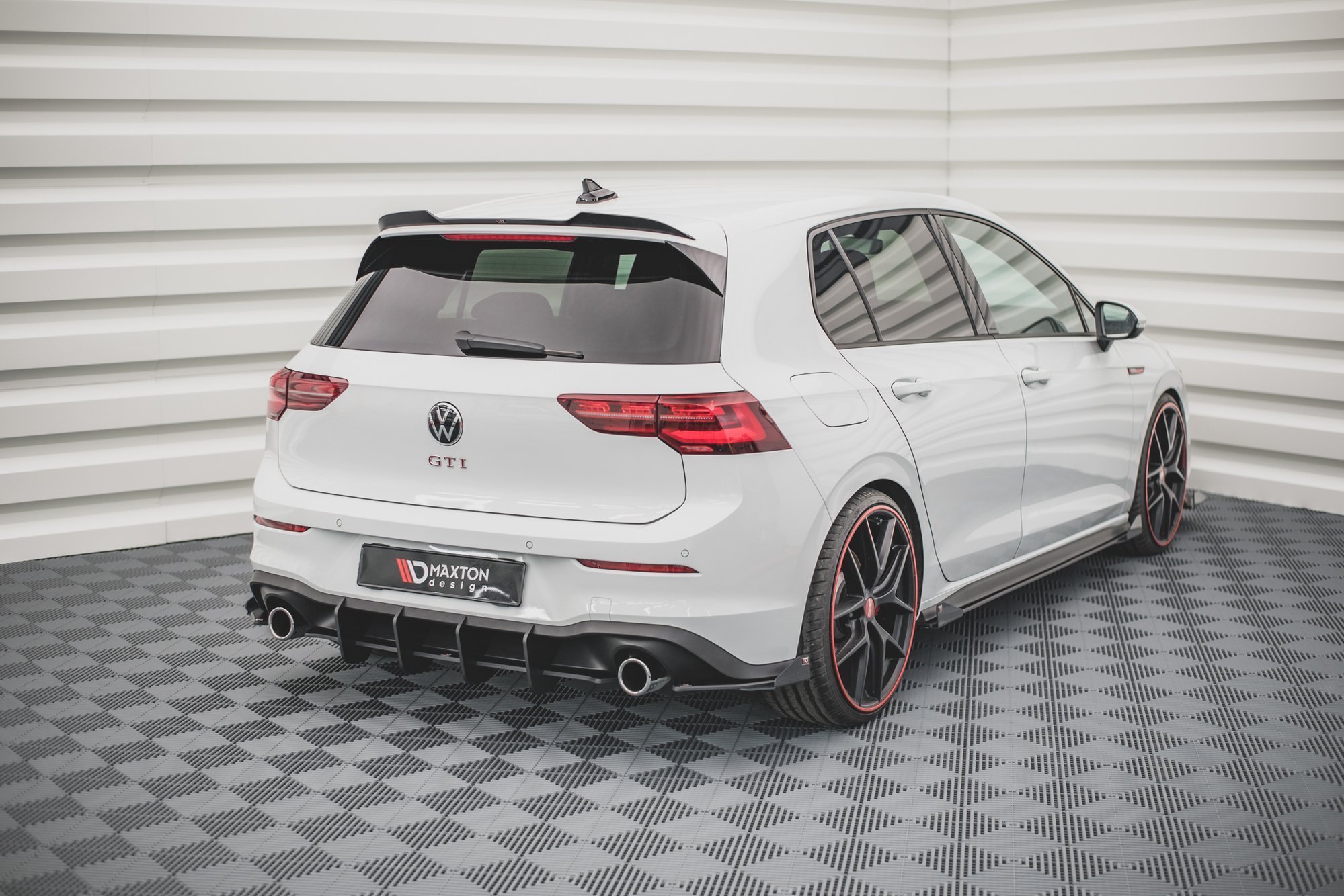 Maxton Design Robuste Racing Heck Ansatz Flaps Diffusor +Flaps für Volkswagen Golf 8 GTI schwarz Hochglanz