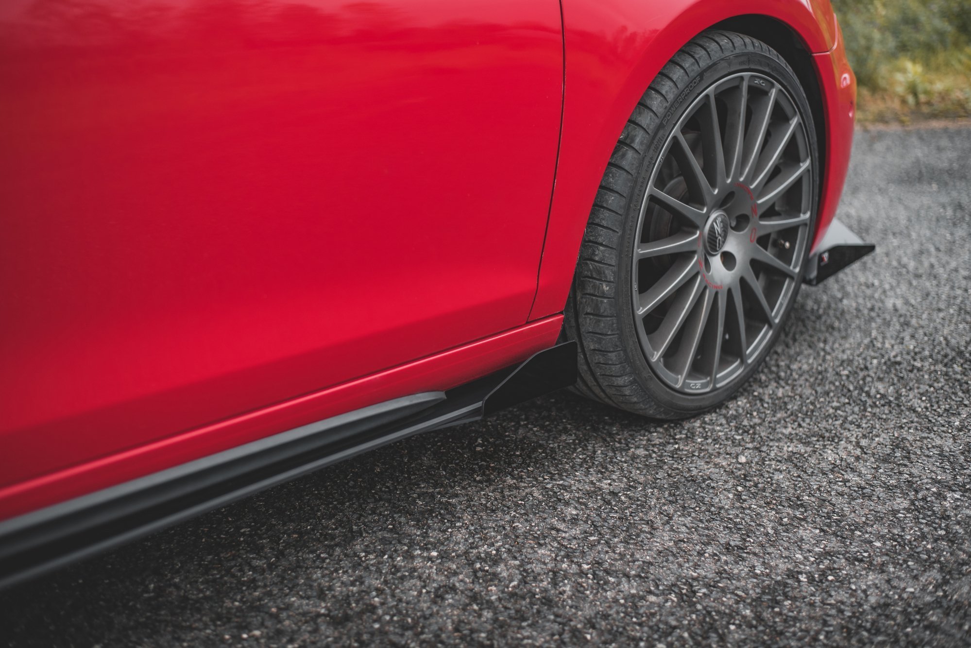 Maxton Design Robuste Racing Seitenschweller Ansatz für für + Flaps Volkswagen Golf GTI Mk6  schwarz Hochglanz