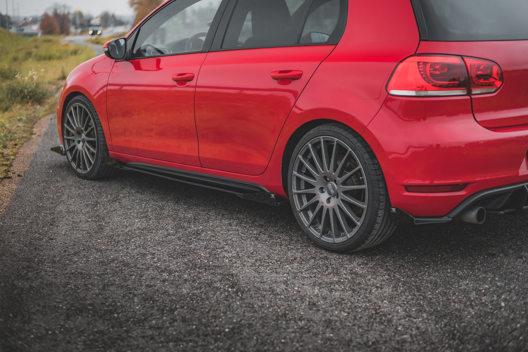 Maxton Design Robuste Racing Seitenschweller Ansatz für für + Flaps Volkswagen Golf GTI Mk6  schwarz Hochglanz