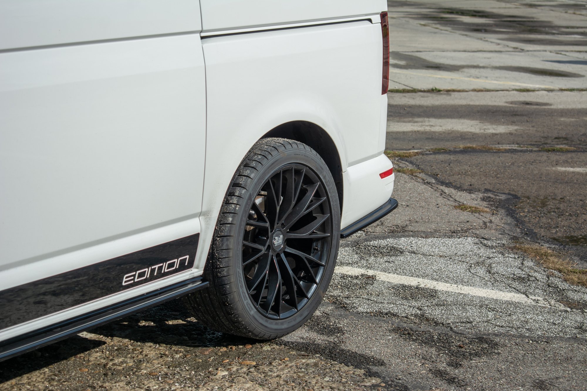 Maxton Design Heck Ansatz Flaps Diffusor für Volkswagen T6 schwarz Hochglanz Maxton Design Heck Ansatz Flaps Diffusor für Volkswagen T6 schwarz Hochglanz