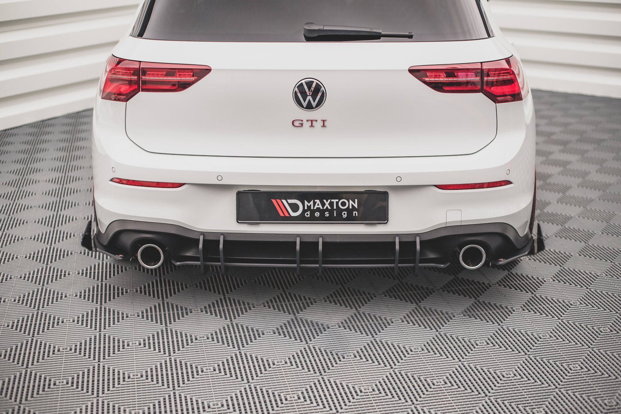Maxton Design Robuste Racing Heckschürze V.2 für Volkswagen Golf 8 GTI