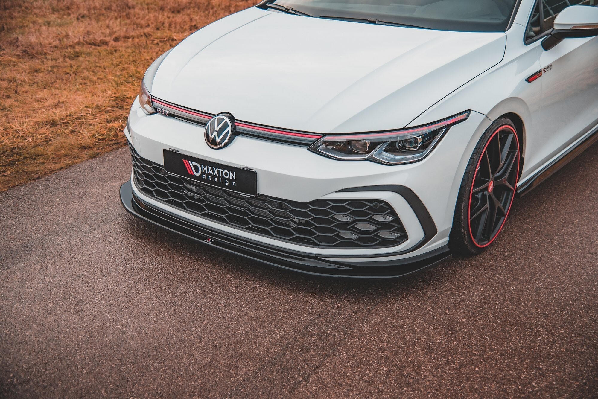 Maxton Design Front Ansatz V.5 für Volkswagen Golf 8 GTI schwarz Hochglanz Maxton Design Front Ansatz V.5 für Volkswagen Golf 8 GTI schwarz Hochglanz